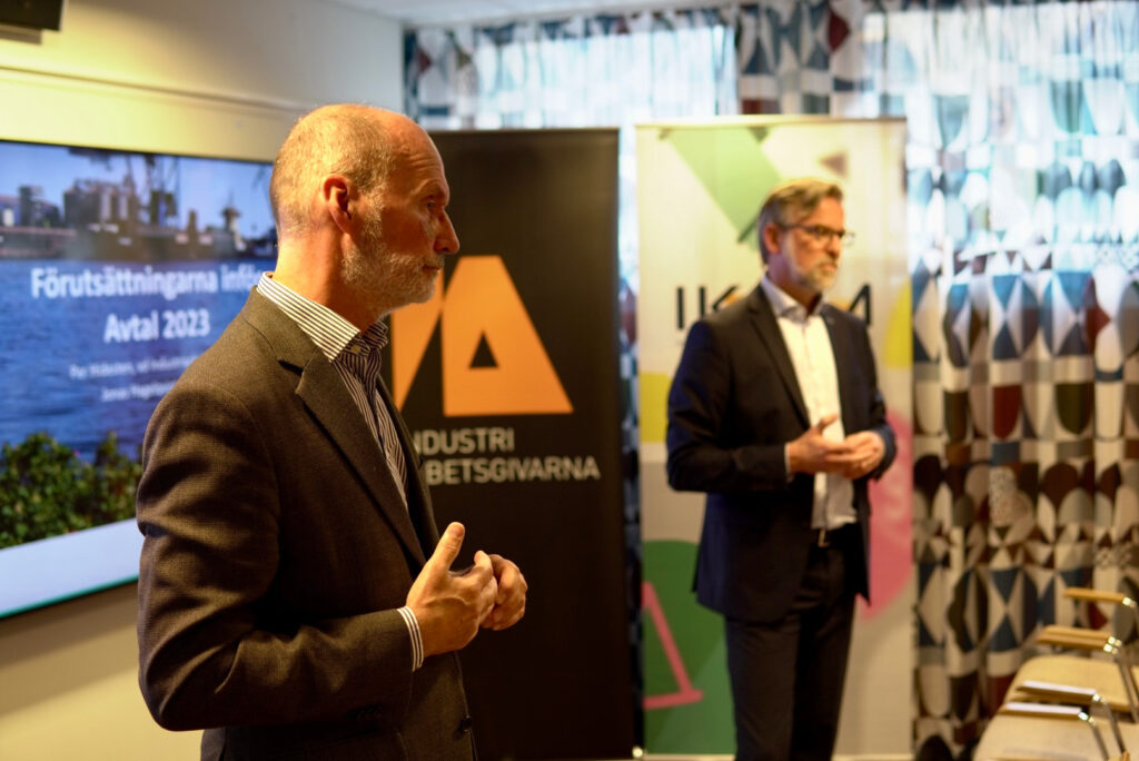 Per Hidesten och Jonas Hagelqvist talar på pressträff