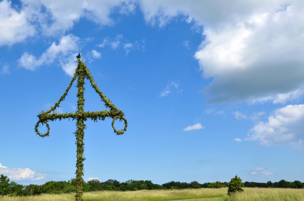 midsommarstång mot blå himmel