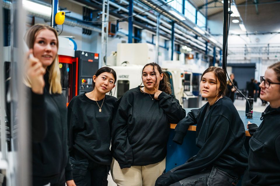 Gymnasieelever i verkstadsmiljö