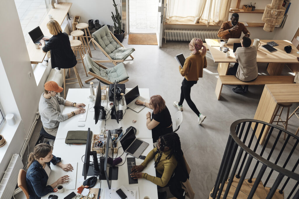 personer på ett livligt kontor