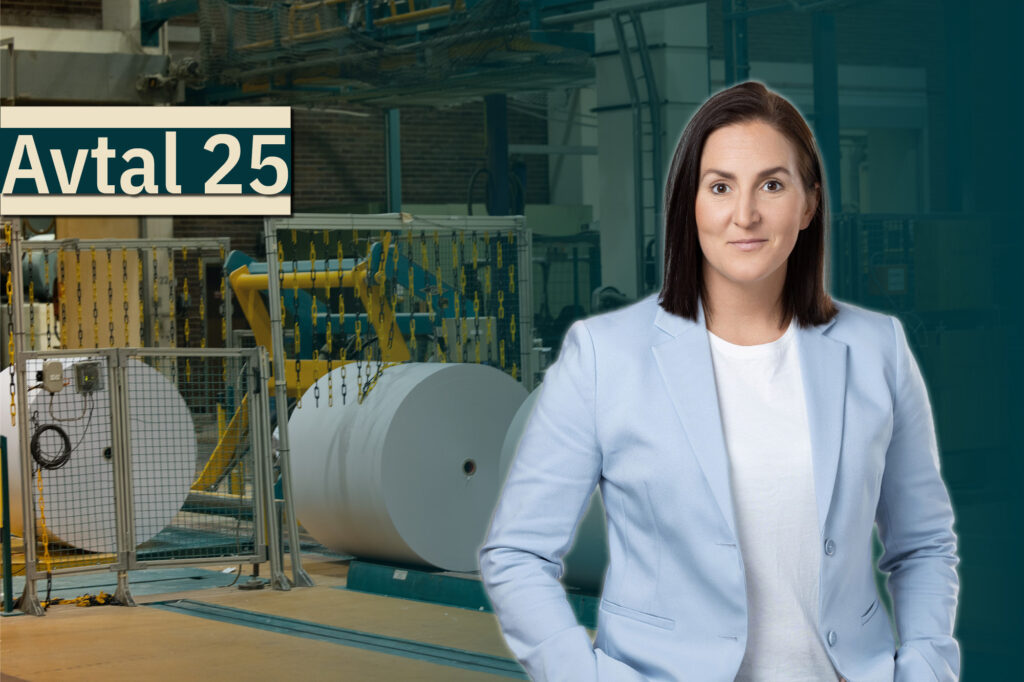 Sarah Mårtensson framför pappersindustribild. Avtal 25-logo till vänster upptill.