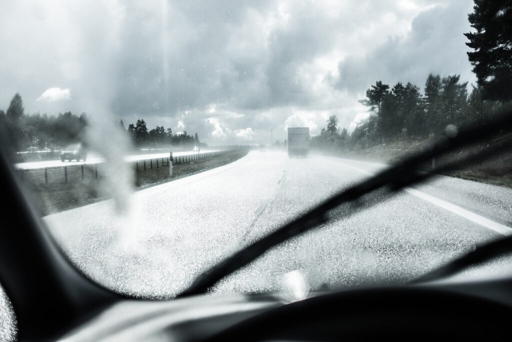bilkörning i regn på motorväg